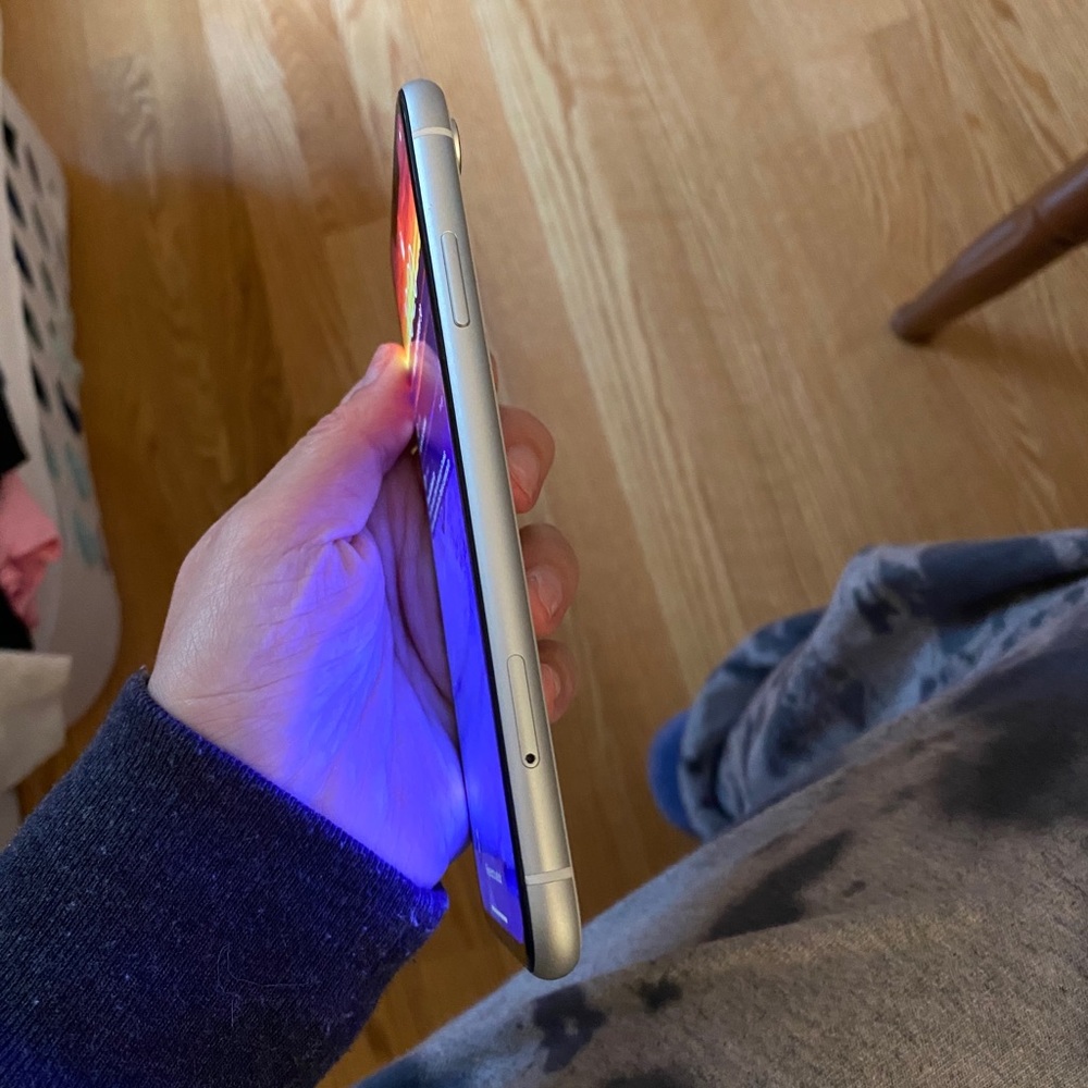 iPhone XR - Picture 3 of 4